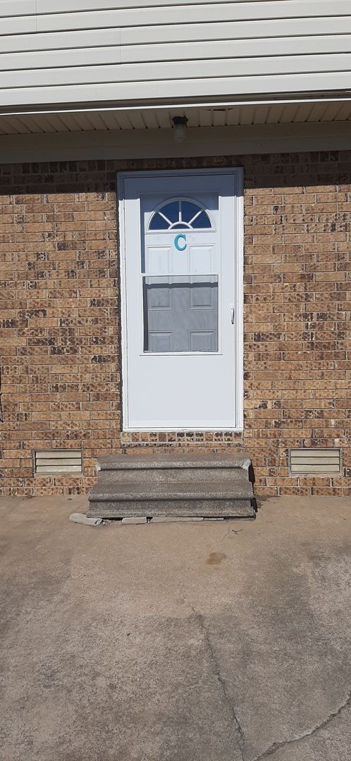 Searcy Apartment: 1102 W Booth Rd.