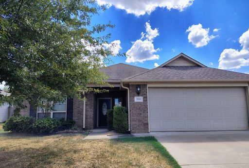 3 Bedroom/2 Bathroom Home with 2 Car Garage & Fenced Backyard – photo 1