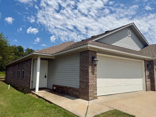 3 Bedroom Alma Duplex with 2-Car Garage AVAILABLE NOW! **First Full Month's Rent FREE**