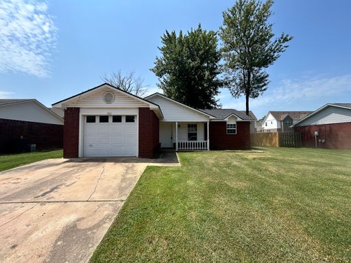 3 bed 1 bath house in Greenwood!!