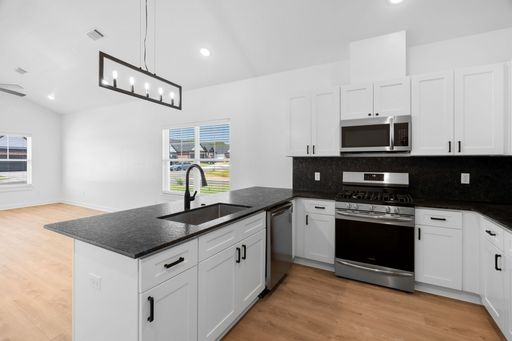 Beautiful Abbington Subdivision! MOVE IN SPECIAL~1ST FULL MONTH FREE~on a 13 month lease – photo 1