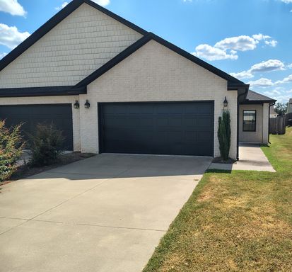 Beautiful Single Story Chaffee Crossing Duplex **First Full Month's Rent FREE** – photo 1
