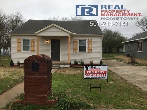 HALF OFF FIRST MONTHS RENT! 3-bedroom 2-bath home in downtown Benton! – photo 1