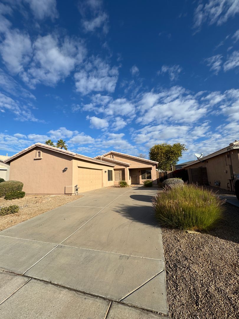 Peoria House: 9450 W Quail Ave