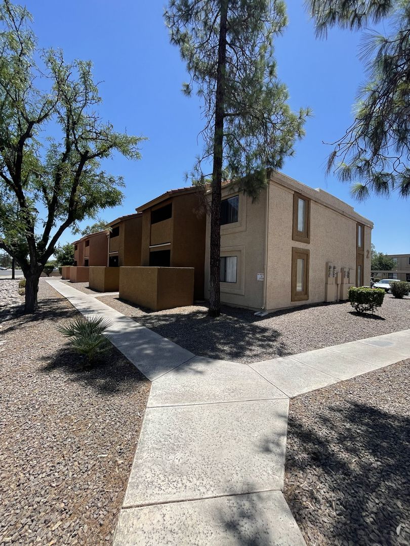 Tempe Apartment: 825 S. River Drive