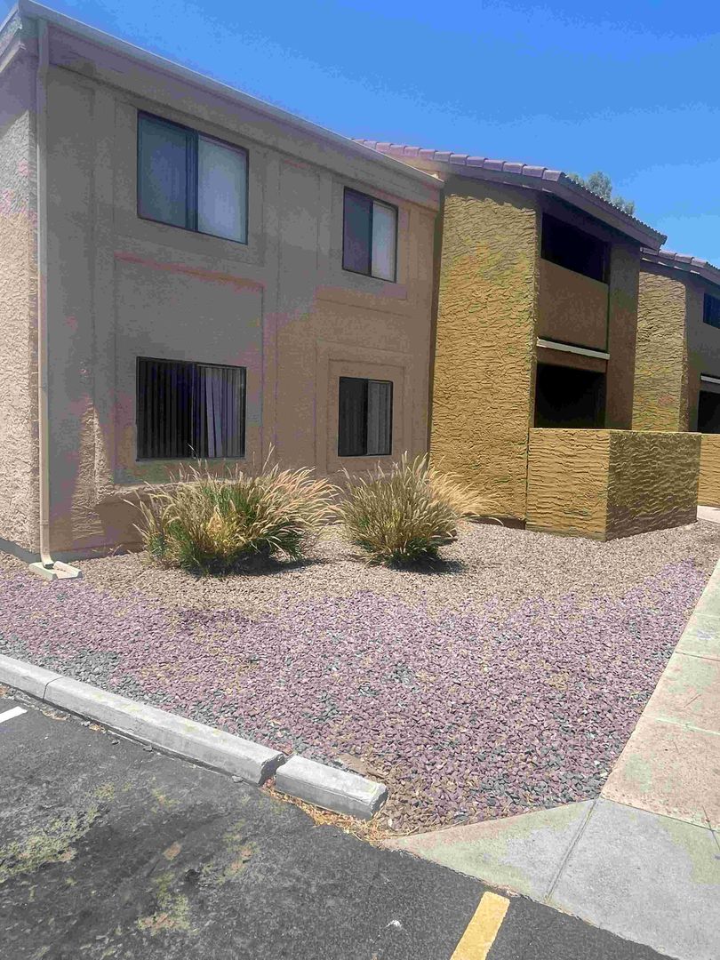 Tempe Apartment: 825 S. River Drive