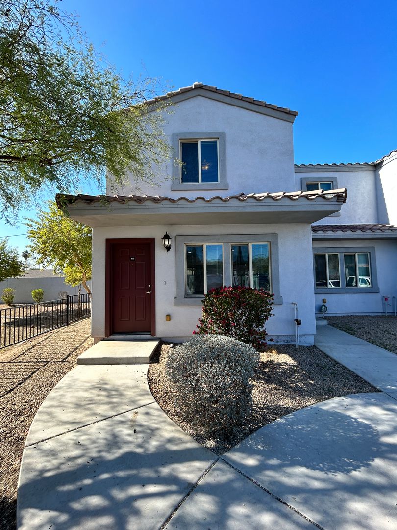Phoenix Townhome: 17402 N 19th Ave