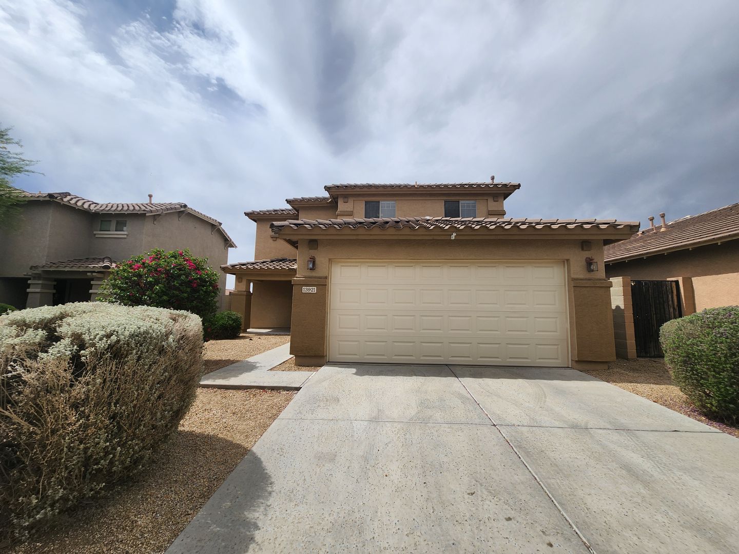 Surprise House: 13921 W Port Royale Ln
