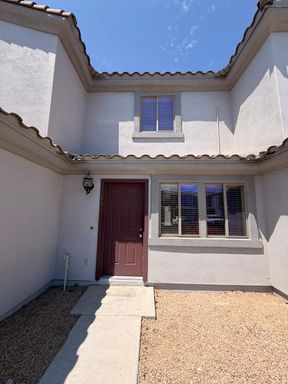 Beautiful Townhome With Freshly Painted Areas & Stainless-Steel Appliances! – photo 1