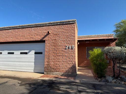 Lovely 3-Bed, 2-Bath Townhouse in Central Tucson! – photo 1