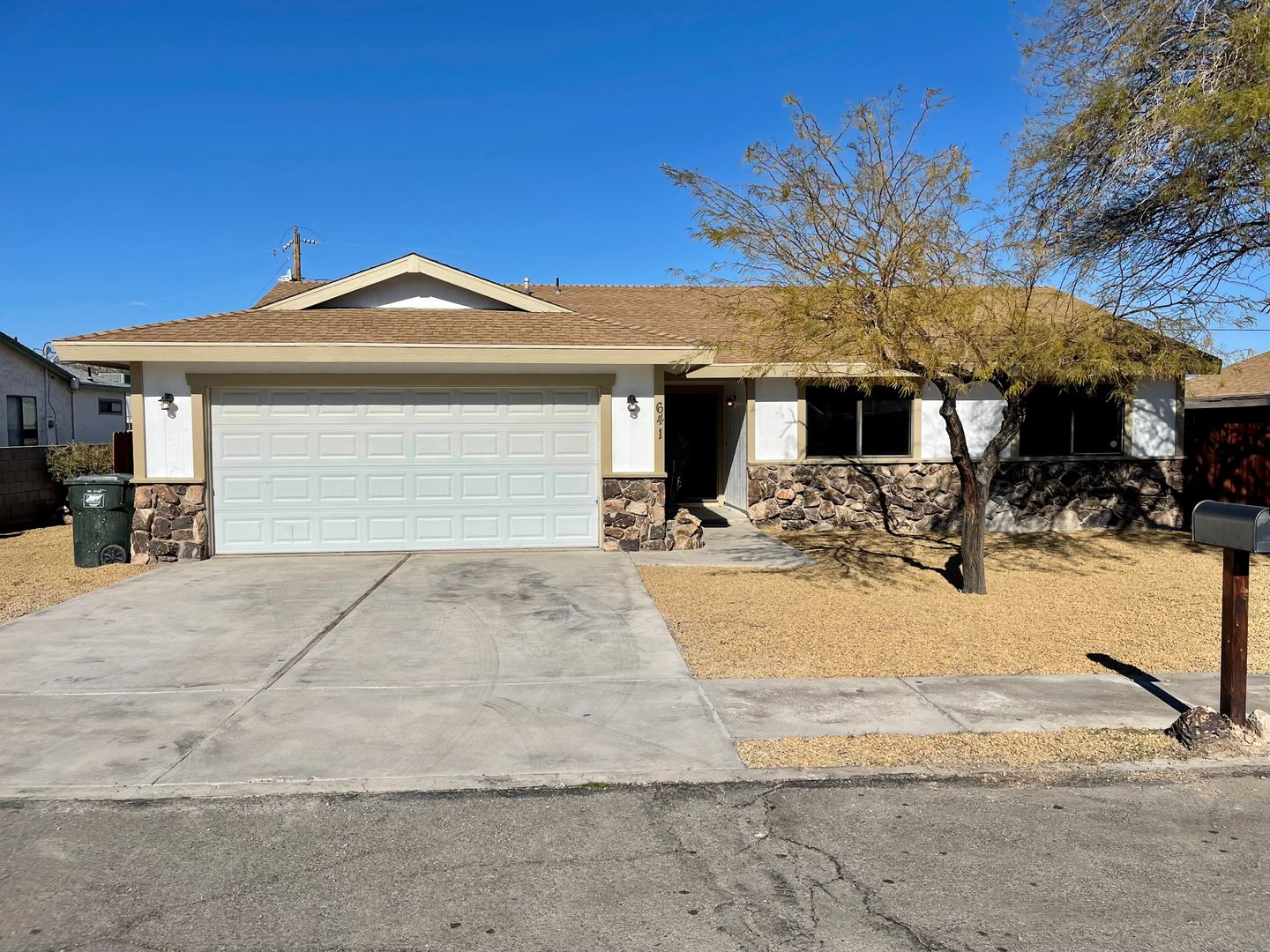 Bullhead City House: 641 Lilac Lane