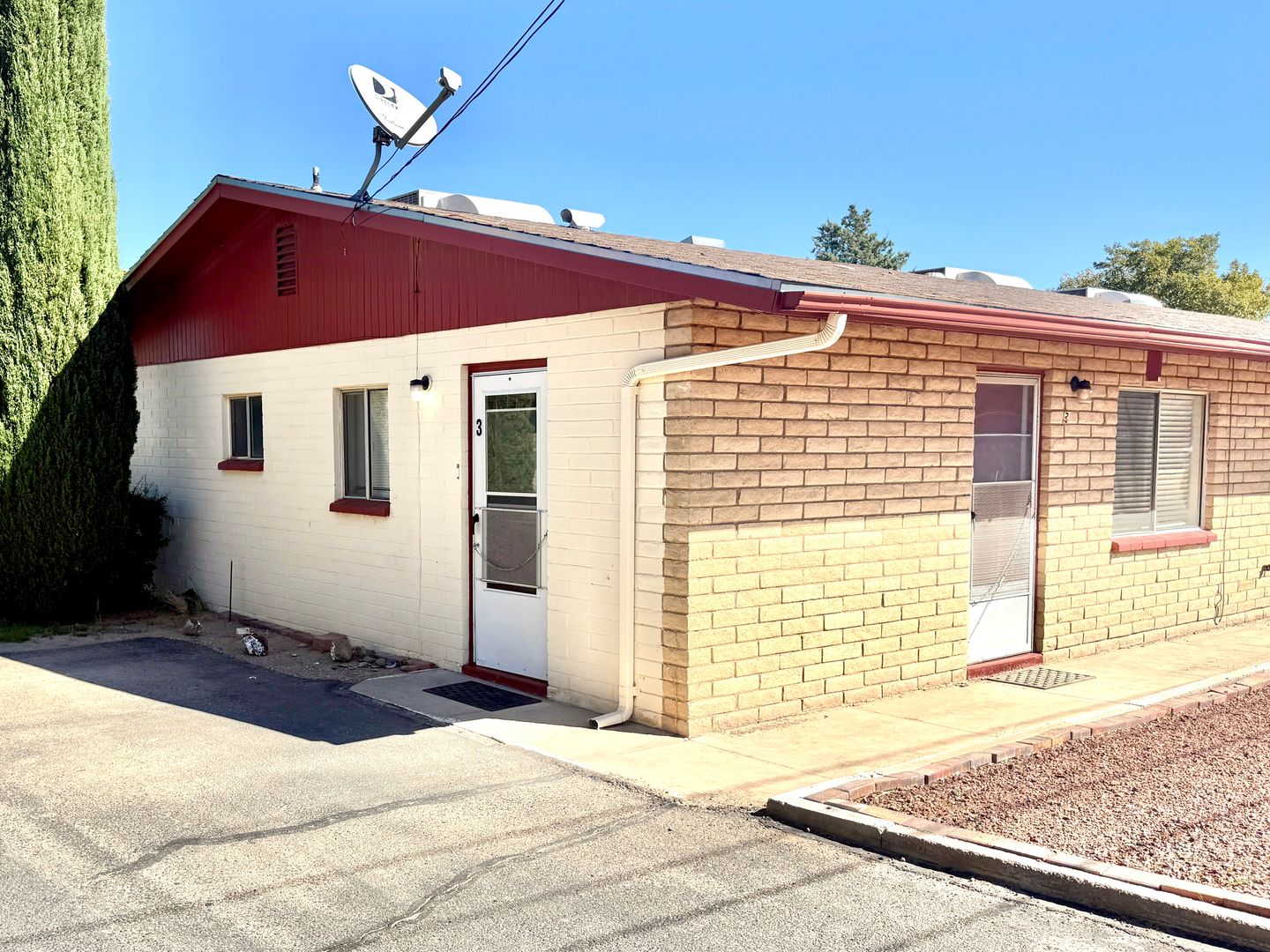 Kingman Apartment: 1933 Florence Ave