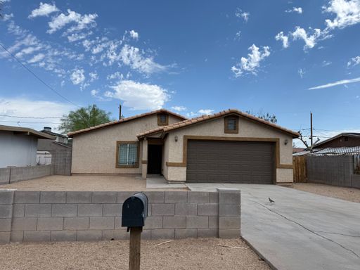 Spacious 4 Bed / 4 Bath Home with Huge Backyard in South Phoenix – photo 1