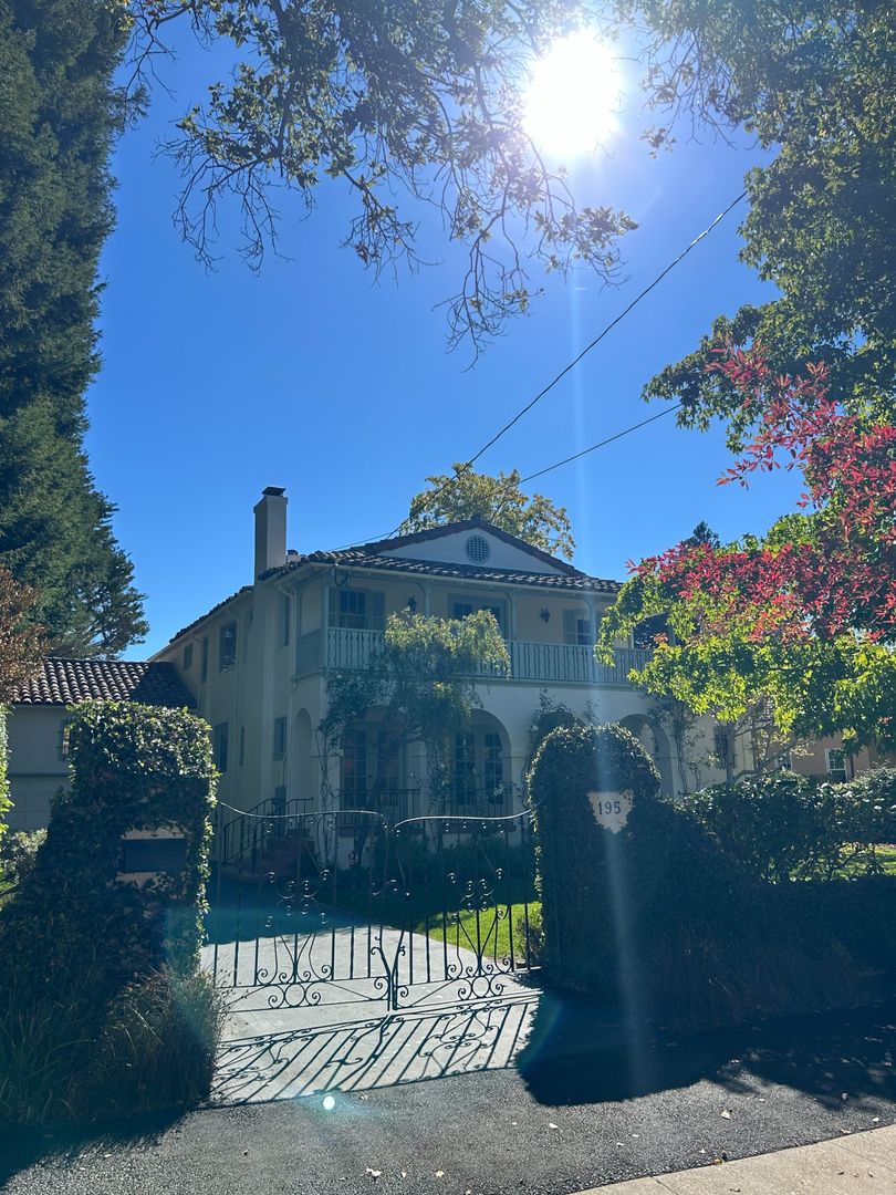 San Mateo House: 195 W Poplar Avenue