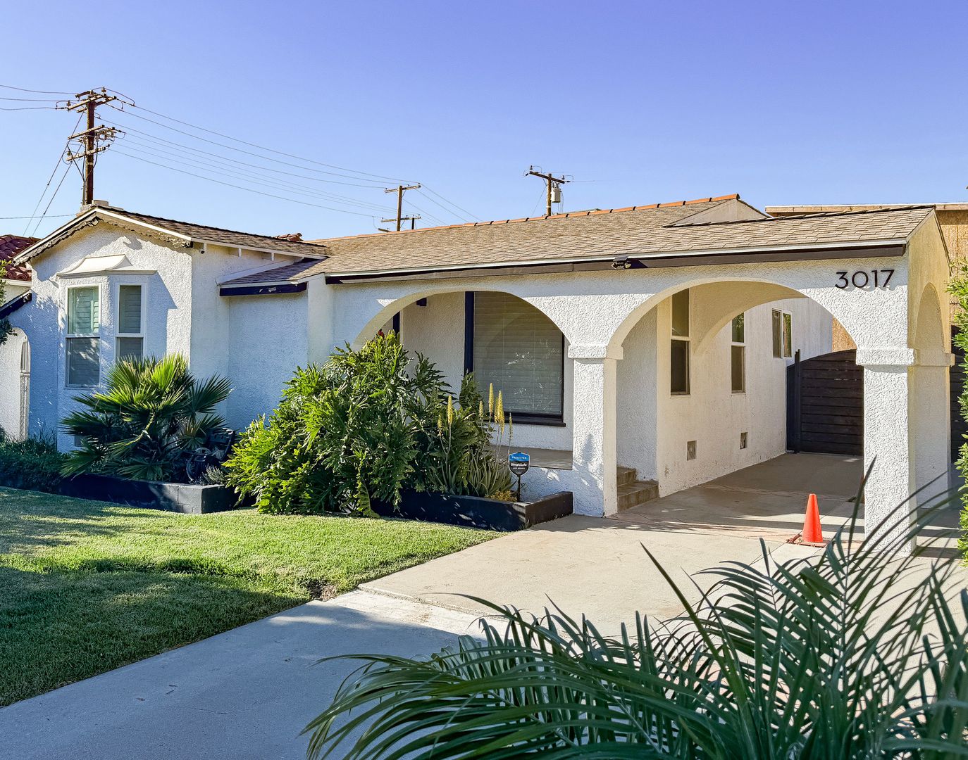 Inglewood House: 3017 W 84th Street