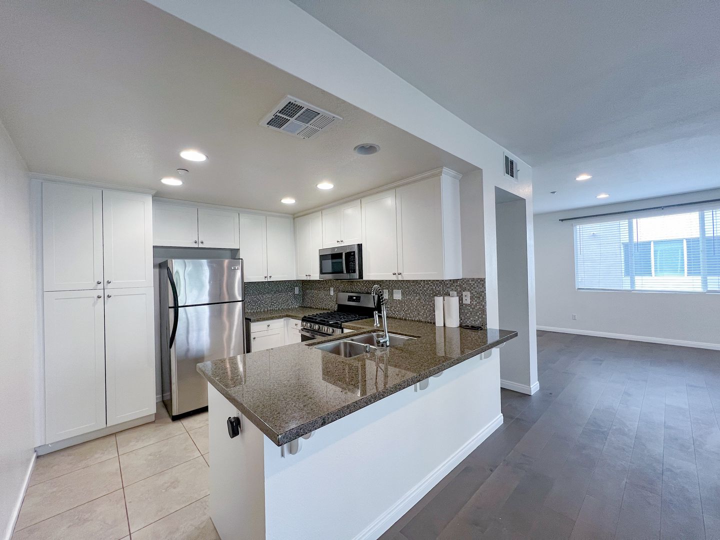 Hawthorne Condo: 13021 Central Avenue