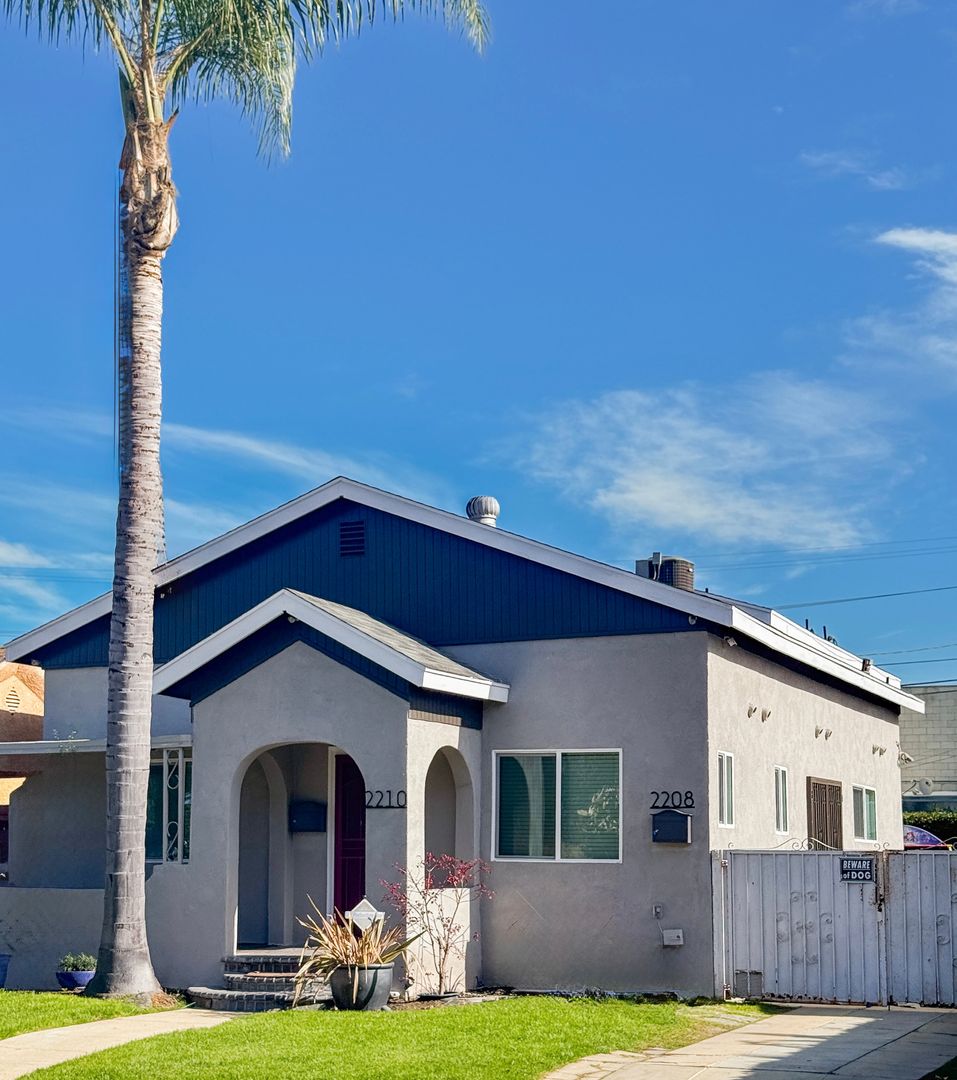 Los Angeles House: 2210 S Mansfield Avenue