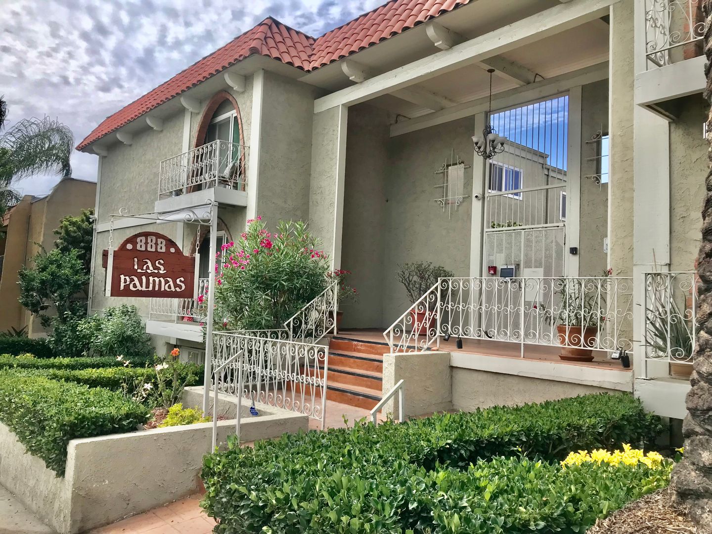 Inglewood Townhome: 888 Victor Avenue