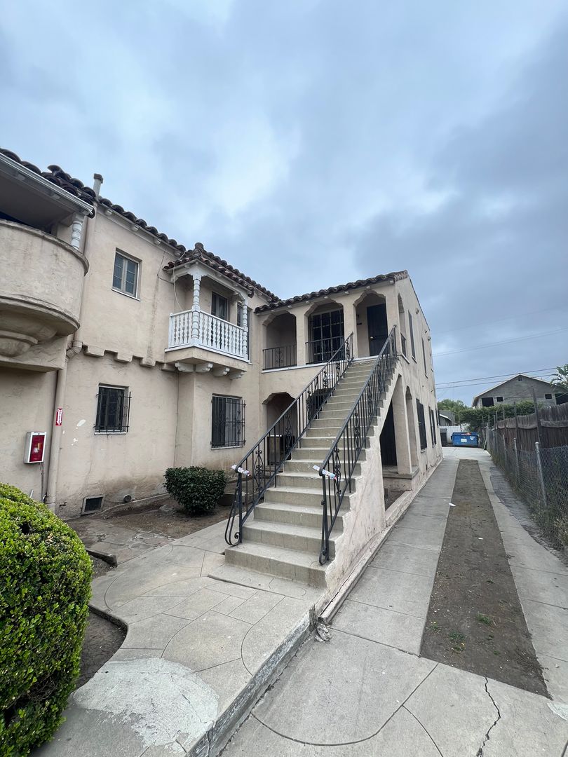 Los Angeles Apartment: LaBrea Ave