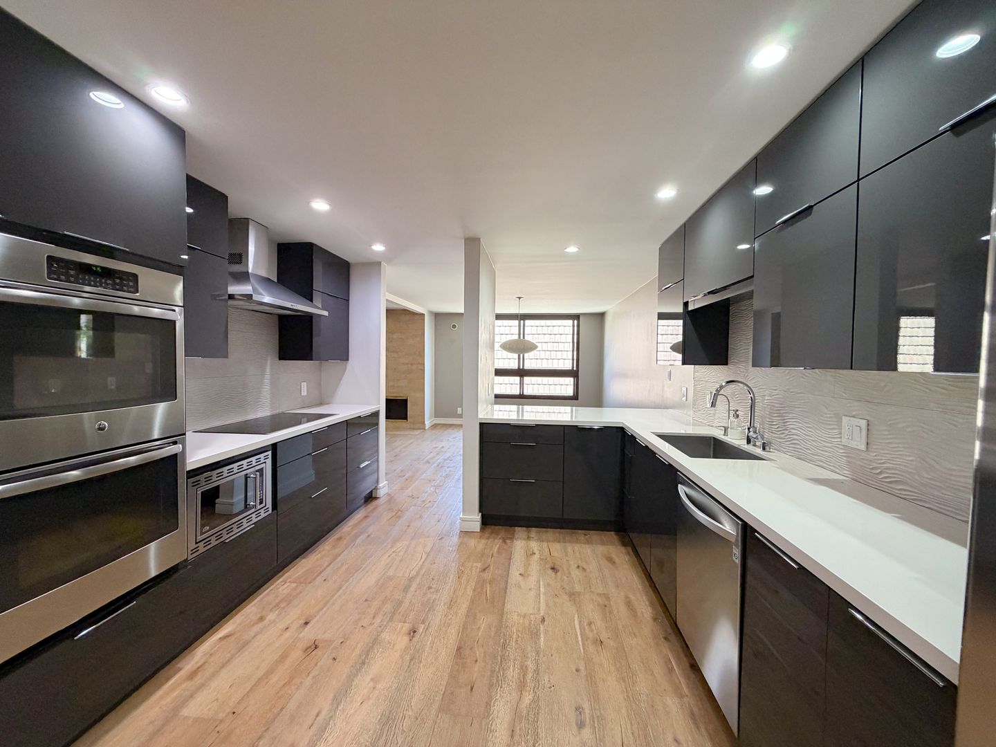 Playa Del Rey Condo: 8828 Pershing Drive