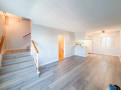 Gorgeous 2 Bed 1.5 Ba Townhouse w/In-Unit Laundry+2 Car Garage – photo 1