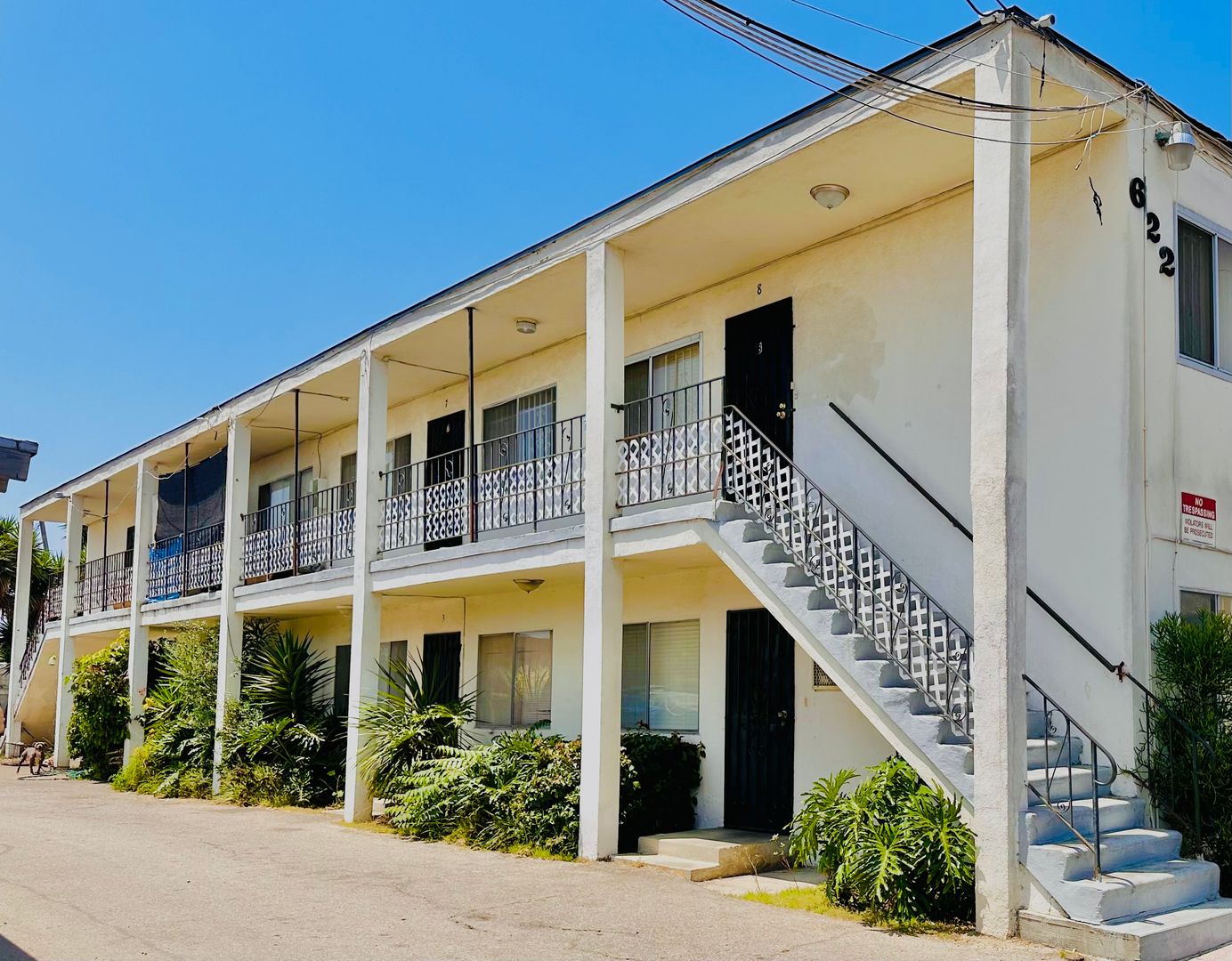 Los Angeles Apartment: 622 W 92nd St