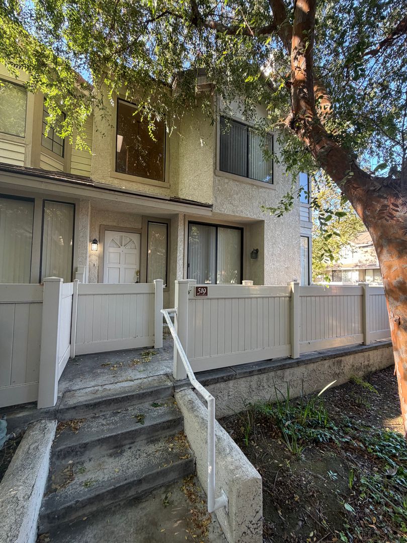Torrance House: 2621 Plaza Del Amo