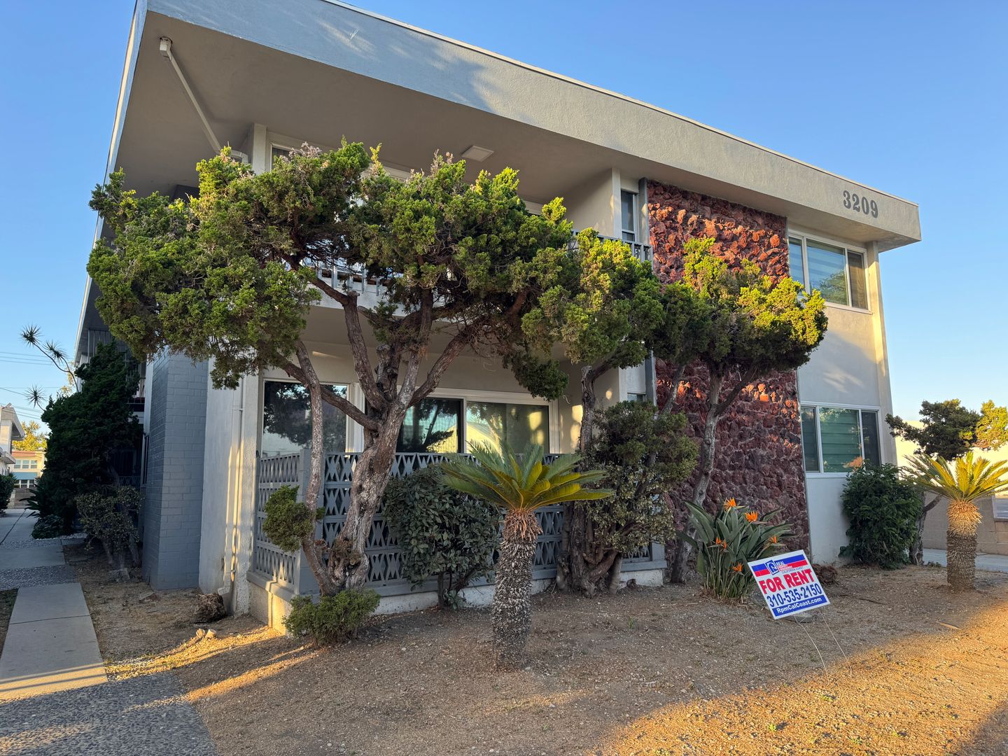 Inglewood House: 3209 W 85th Street