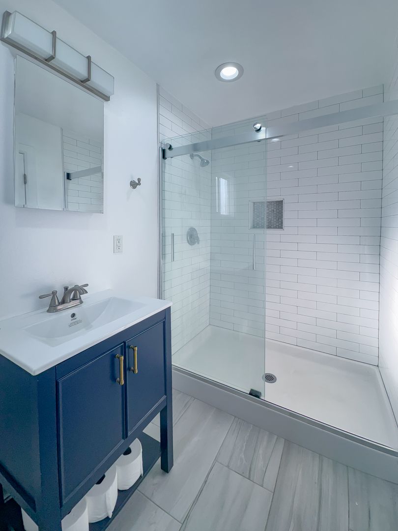 Hawthorne House: 13906 Yukon Avenue