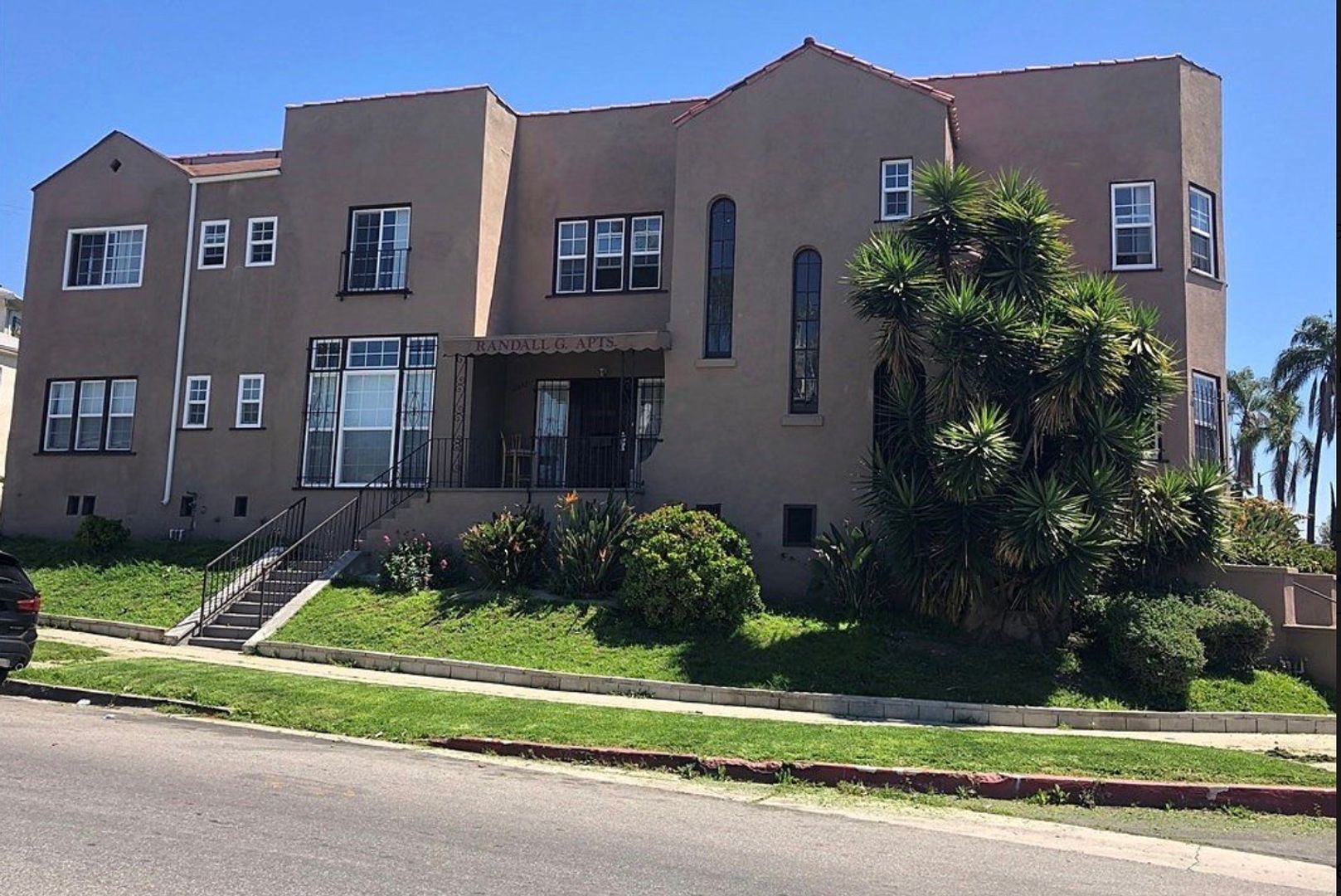 Los Angeles House: 2616 Edgehill Drive