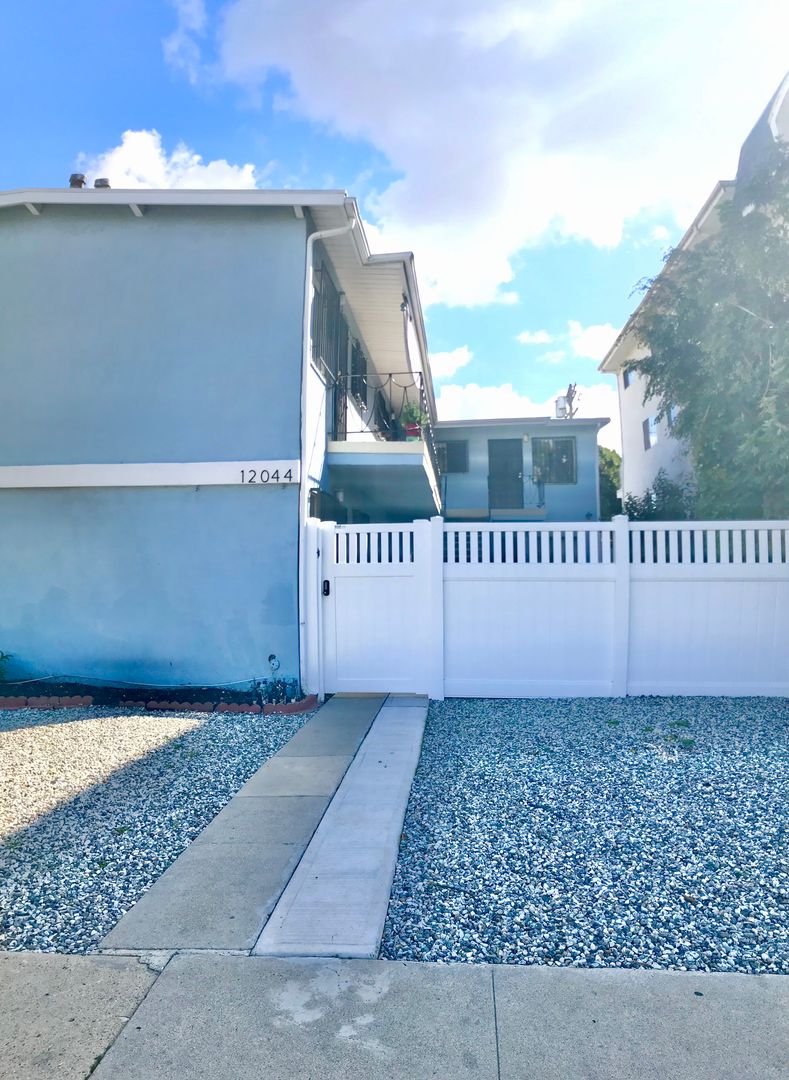 Los Angeles Apartment: 12044 Culver Blvd