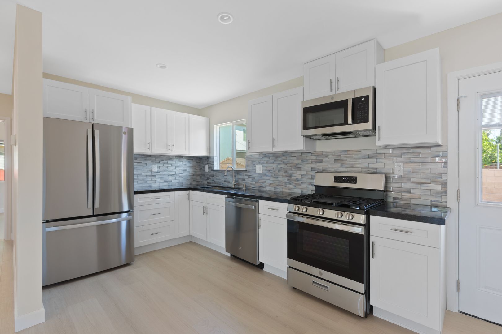 Reseda House: 7914 Etiwanda Ave