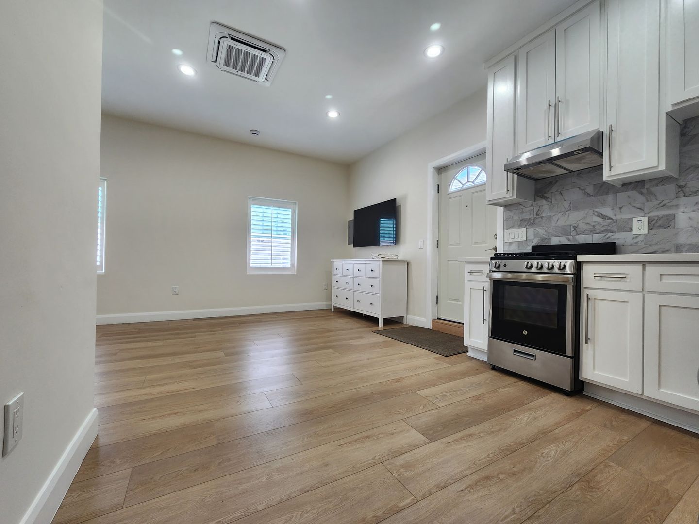 Chatsworth House: 10458 Brooke Ave