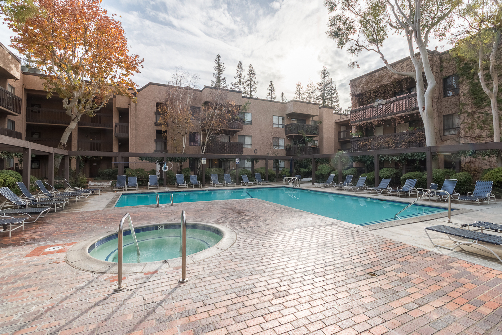 Woodland Hills Condo: 22100 Burbank Blvd. Unit 267 G