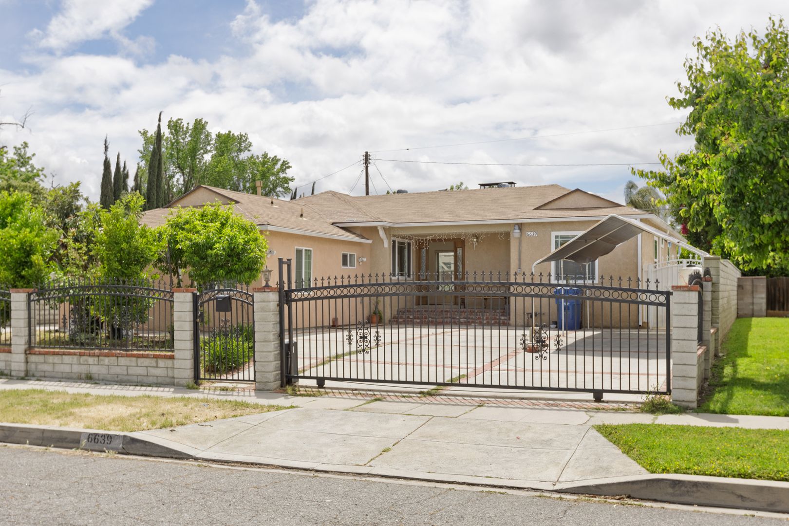 Reseda House: 6639 Melvin Ave