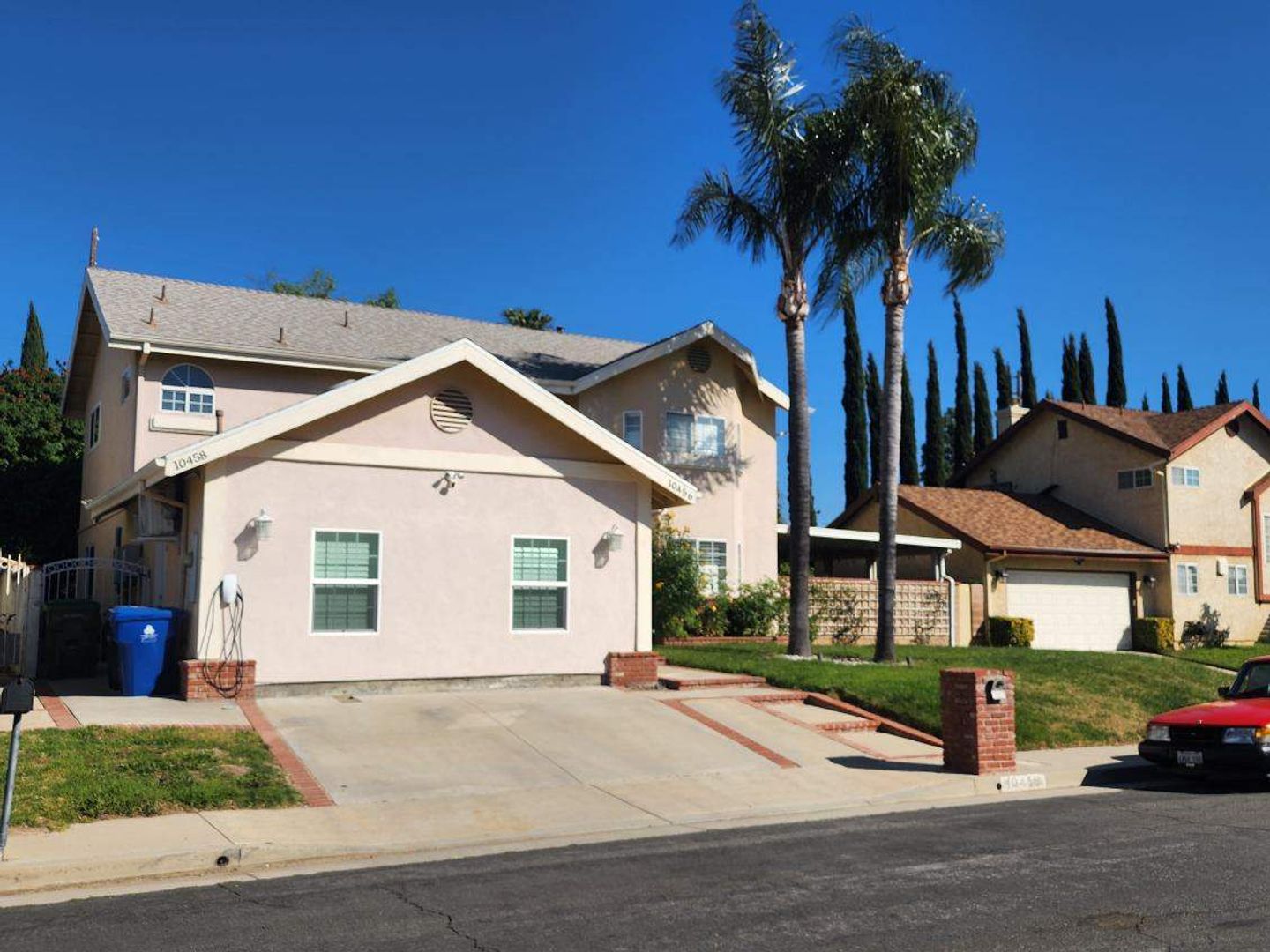 Chatsworth House: 10458 Brooke Ave