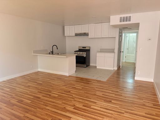 Charming 1 Bedroom Apartment with Pool, Patio & Flexible Month-to-Month Lease