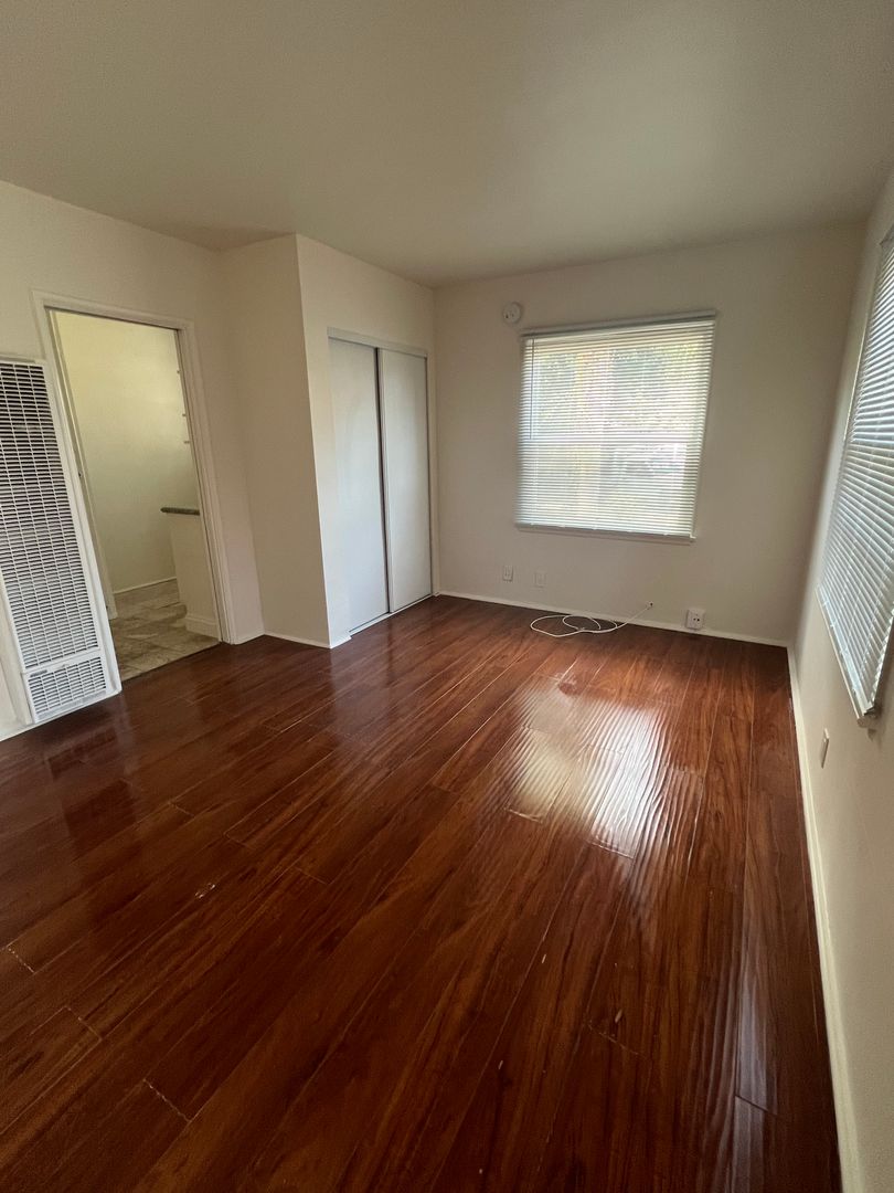 Winnetka Apartment: 20534 Hartland St.