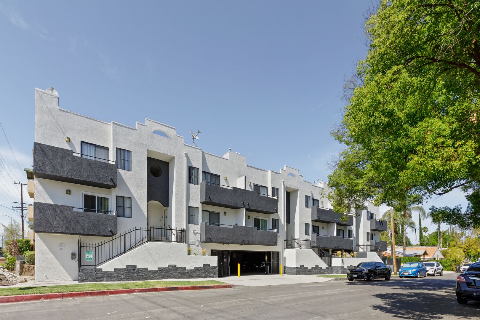 Sherman Oaks Apartment: 5104 Sepulveda Blvd