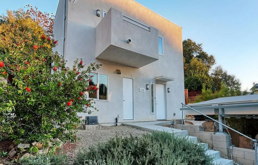Introducing a brand new modern home in the heart of Los Angeles – photo 1