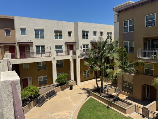 Beautiful two bedroom condo in perfect Alhambra location – photo 1