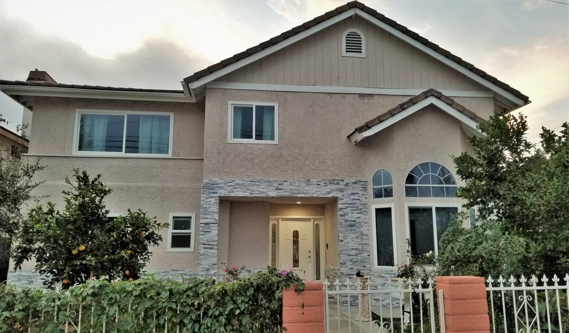 Canoga Park House: 6963 De Soto Ave