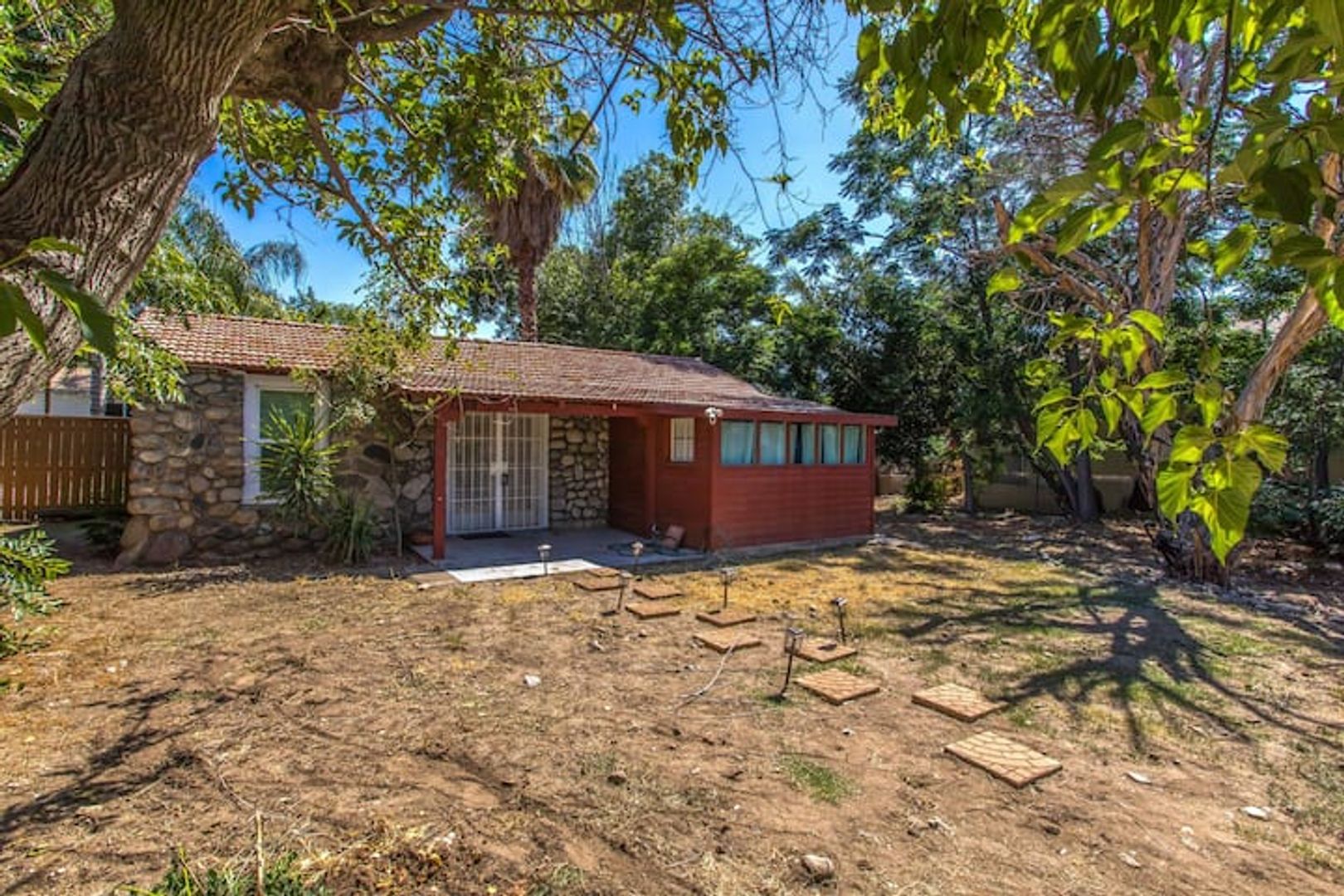 Mentone Apartment: 1359 Jasper Ave