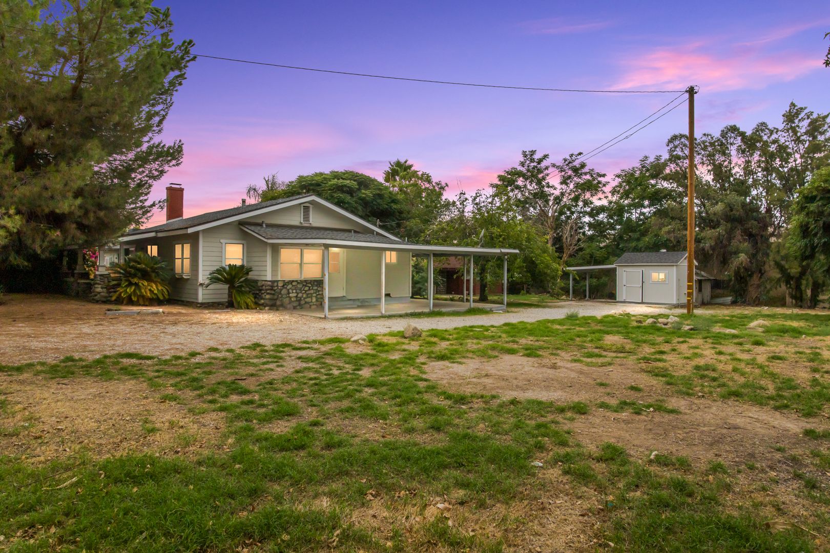 Mentone Apartment: 1359 Jasper Ave