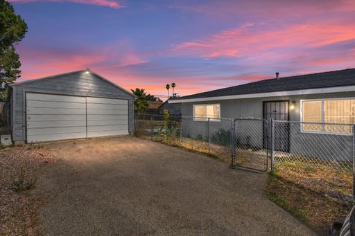 2 bedroom Duplex with Huge yard!