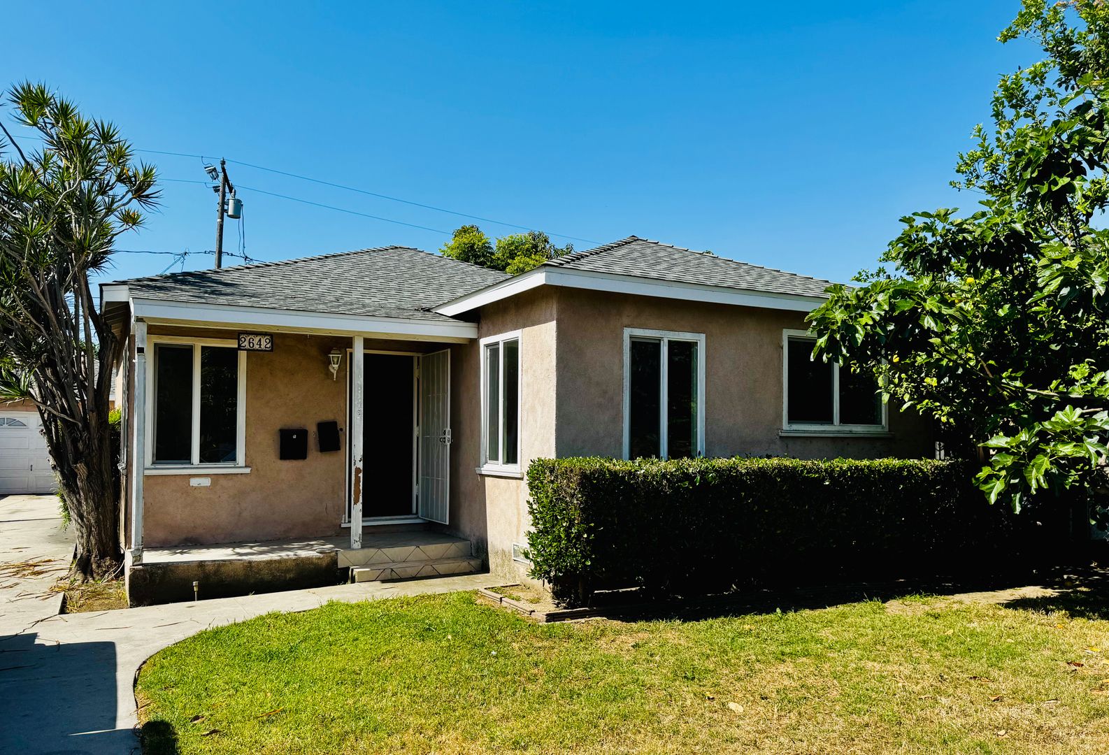 Carson Apartment: 2642 E Adams