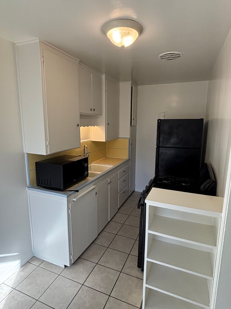 Long Beach Apartment: 915 Freeman Ave.
