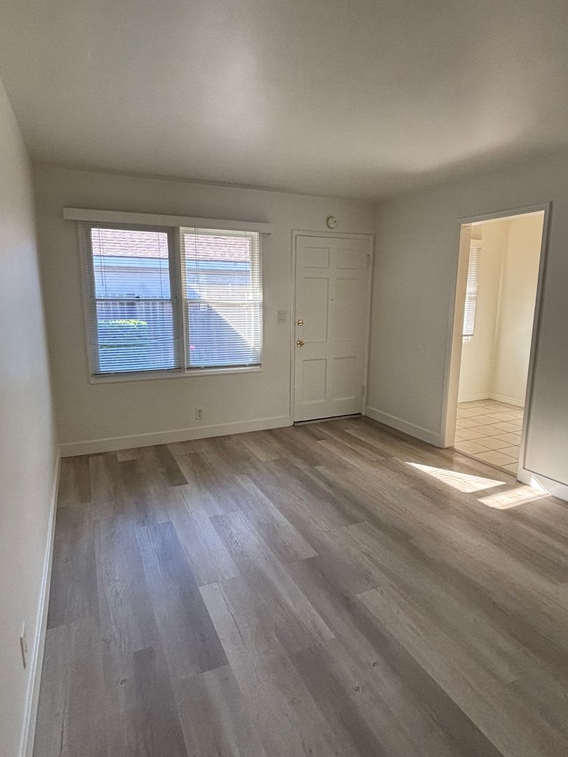 Long Beach Apartment: 915 Freeman Ave.