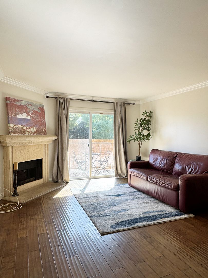 Long Beach House: 1140 Junipero Ave