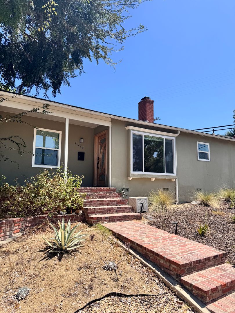 Long Beach House: 4574 Whaley Ave